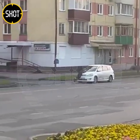 Мужчина протащил жену на капоте авто в Бишкеке — видео. Версии сторон