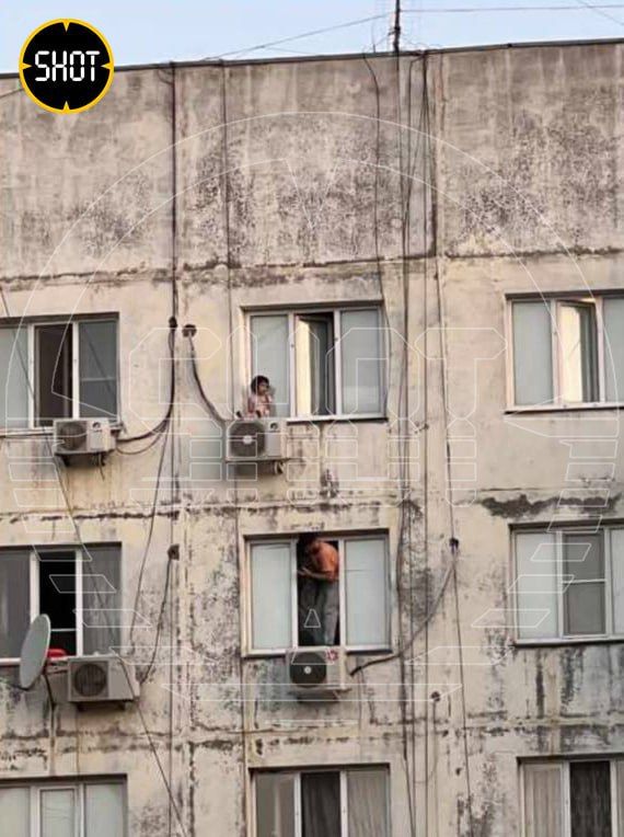 Окно 9 этажа. Помывка окон снаружи. Мальчик высовывается из окна. Женщина спиной у окна. Высовываться из окна.