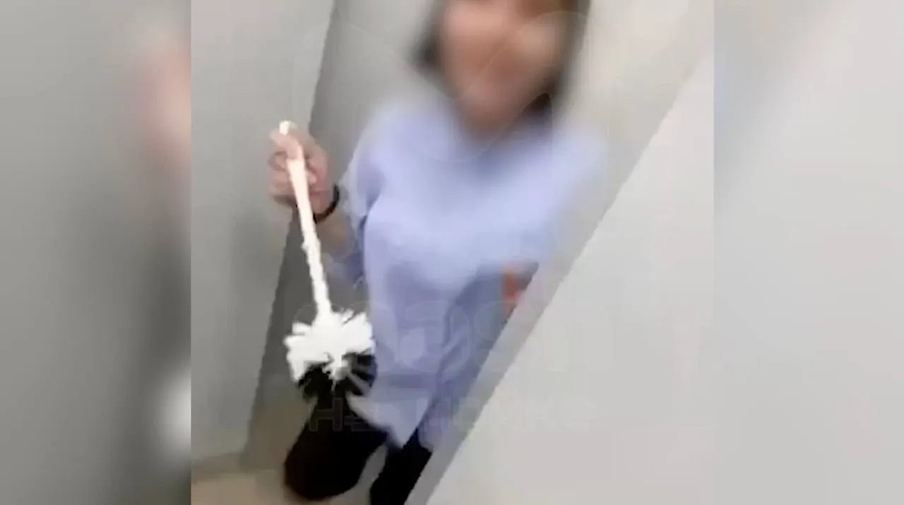 Девочки издевались над одноклассницей. Девочки издевались над одноклассницей