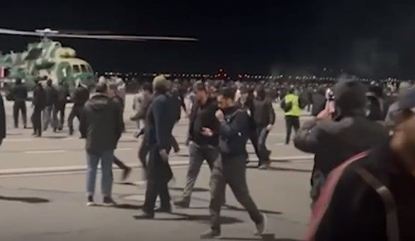 В результате беспорядков в аэропорту Махачкалы пострадали около 10 человек