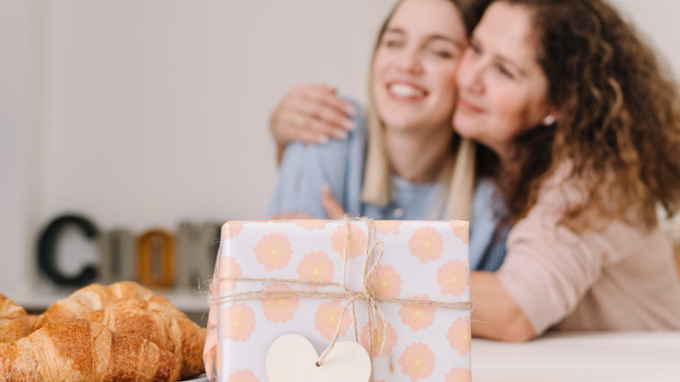 Топ-40 оригинальных и недорогих подарков на День матери. Фото: freepik.com