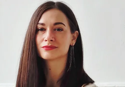 «Для мужчины появление мужского образа во сне также указывает на значимые отношения: с братом, отцом, другом, конкурентом и демонстрирует истинные взаимоотношения. Однако, помимо этого, такой образ может означать самого сновидца или подсвечивать какие-то его личные качества», — 