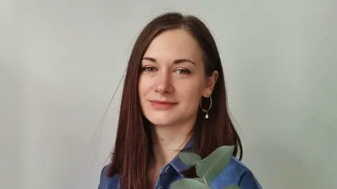«Сон о нападении собаки может быть прямым отражением стрессовой ситуации, где человек чувствует себя атакованным. Например, давление на работе, затяжной конфликт в семье или бракоразводный процесс. В этом случае нападающая собака может символизировать оппонента: супруга, начальника, критикующего родственника. Ну, и конечно, такое нападение может быть проинтерпретировано, как вытесненное сексуальное желание, желание быть «атакованным» партнером. Опять же повторюсь, что крайне важно проанализировать детали: кто нападает, в каком контексте это происходит, и что предшествовало нападению», —