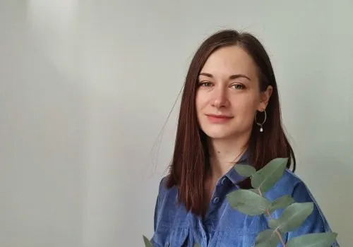 Возьмем сон, в котором вы занимаетесь сексом с тем, кто безумно раздражает. Здесь может работать сразу два механизма. Первый: сильное раздражение – это классическая психическая защита, которая маскирует ваше собственное неосознанное сексуальное влечение к этому человеку. Второй, более глубокий: это проекция. Тот, кто вас бесит, обладает качествами, которые вы не признаете в себе. И сон таким образом пытается заставить вас встретиться с этой своей теневой частью и принять ее, — 