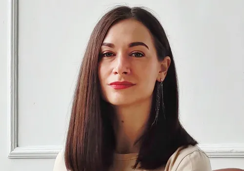 «Сновидение часто демонстрирует то, что мы отрицаем в себе на сознательном уровне. Мужской образ может воплощать те черты, которые человек не признает в себе: власть, тщеславие, гордыню или, напротив, трусость. Все то, что мы не хотим видеть в себе днем, возвращается ночью. Таким образом, сон становится мостом к диалогу с собственной "тенью". И нужно помнить, что иногда образ мужчины выходит за рамки личных отношений и проявляется как архетип», — 