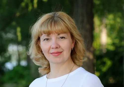 «Весной родители часто совершают одну и ту же ошибку – продолжают одевать ребенка по зимнему принципу. Но активность остается высокой, а солнце уже прогревает воздух. В результате ребенок потеет, а влажная одежда охлаждает тело при ветре», —