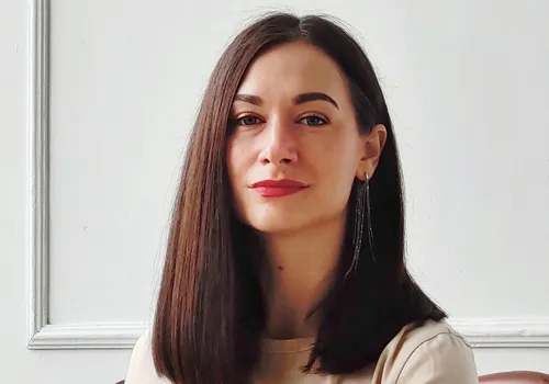 «В создании сновидений участвуют два основных процесса, описанных еще Зигмундом Фрейдом, – сгущение и смещение. Незнакомый мужчина во сне часто является компиляцией нескольких реальных людей из воспоминаний сновидца. Борода одного, манера речи другого, социальный статус третьего – так психика, под влиянием цензуры, создает новый, собирательный образ. Чем сильнее сгущение, тем интенсивнее работает внутренняя цензура, маскируя истинный объект переживаний. При этом образ мужчины практически всегда олицетворяет кого-то значимого: мужа, отца, брата, сына или любовника», — 