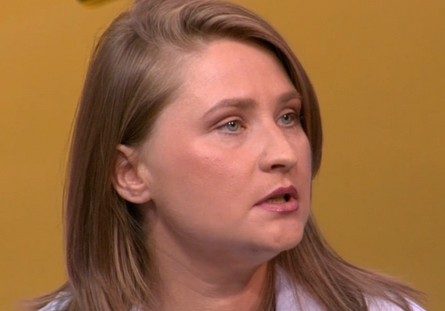 Начинаются личностные изменения, опухоль мозга характерна тем, что человек немножечко теряет часть себя. Как будто бы он больше погружен в себя. Но он все так же шутит, все так же рассказывает истории, он активный. Иногда болит голова. Плюс у него есть проблема с левой стороной, поскольку опухоль справа, то это влияет на левую сторону. Потихонечку она отнимается, — 