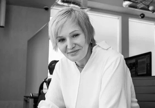 «Астрология и гороскопы – это отличный инструмент, но он не всесилен. Также надо учитывать, что профессиональный астролог, рассматривая совместимость или синастрию, учитывает далеко не только знаки зодиака пары, но множество других показателей. В любом случае, есть вещи выше гороскопов – например, искренняя любовь. Это такая мощная энергия, что любые "несовместимости" в натальных картах просто перестают иметь значение. Вселенная дала вам зеленый свет, приведя в жизнь конкретного человека. А если вы еще и осознанная личность, то тогда у вашей пары есть все шансы обрести счастье. Верьте своим чувствам, а не только планетам и звездам», —