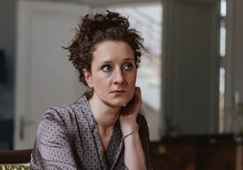 «Героиня у меня простая баба, но хитрая и, скажем так, сильно неравнодушная к противоположному полу. Спустя много лет приехала наладить отношения с сестрой, но, конечно, мотив у нее абсолютно корыстный. Хочу сказать, что работать на площадке “Детей перемен” – огромное удовольствие. Сергей и Люба создали вокруг себя атмосферу сотворчества и кайфа и собрали прекрасную компанию!» —