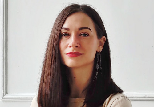 «Опираясь на теорию побуждений Л. Сонди, можно сказать, что человеку с сильными влечениями к тайне, лжи и скрытности может являться во сне архетип плута, афериста, обманщика. Таким образом, психика находит способ дать архетипу "пожить" и заявить о себе, сигнализируя о нереализованных потребностях. Такие архетипические сны с образом мужчины могут быть и у женщины. Если женщине регулярно во сне является один и тот же мужской образ, требует от нее что-то или ругается, с высокой долей вероятности мы имеем дело с архетипом, который стремится быть услышанным и интегрированным в ее сознательную жизнь», —