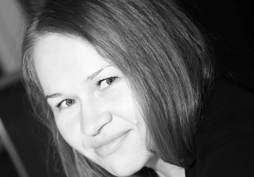 «Наш мозг привязан к знакомому сценарию: для него предсказуемость буквально равна безопасности, даже если отношения были непростыми. Биологический интеллект любит маршруты, по которым мы уже ходили – те же запахи, привычки, динамики. Возвращаясь к бывшему, человек как будто возвращается в знакомую вселенную, где он понимает правила игры. Это создает иллюзию устойчивости, которая часто оказывается сильнее рациональности. И вот эта иллюзия контроля нередко побеждает любые логические аргументы. Мозгу проще выбрать знакомое, чем рискнуть шагнуть в неизведанное», —