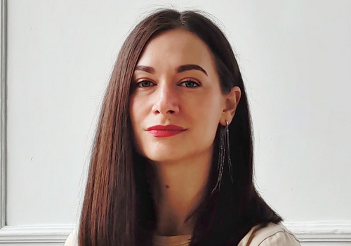 «Для женщины образ мужчины часто связан с фигурой актуального партнера и символизирует сферу интимных отношений. Пример: Молодой замужней женщине снится пожилой мужчина. Это может указывать на динамику в отношениях с партнером, где, возможно, есть место отеческой заботе, но не хватает страсти, что актуализирует вопрос о ее сексуальной удовлетворенности. Здесь ключевое значение имеют чувства, которые образ вызывает у сновидицы: страх, восхищение, спокойствие или отвращение. Именно по ним можно определить актуальные проблемы во взаимоотношениях. Для более глубокого понимания необходимо анализировать поведение и атрибуты мужского образа, его детали. Состояние таких предметов, как галстук, шляпа, зонт или мобильный телефон, может метафорически отражать состояние самой интимной сферы отношений», —