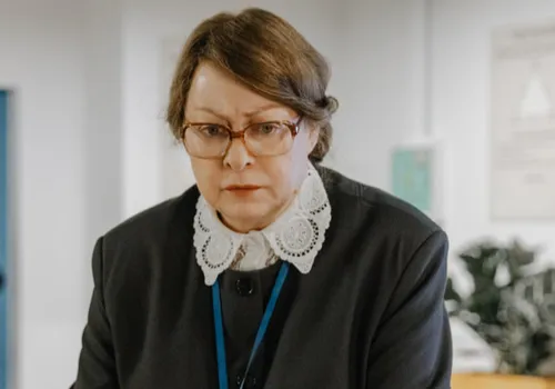 Я ни с кого не брала портретного сходства. Но когда-то я вытащила  лотерейный билет и работаю с блистательным художником по гриму Екатериной Одинцовой и художником по костюмам Татьяной Платоновой. Девочки создали героиню, мне кажется, очень точно. Еще на съемках моя крестница Мелания, увидев меня на видео и не зная, кого я играю, сказала: “Ой, на учительницу математики похожа!”. И для нас это самая большая награда, — 