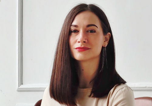 «Яркой иллюстрацией служит пример из "Толкования сновидений" Фрейда, где женщине снятся молодые офицеры, и она думает: "Вы ничего не можете мне сделать". Этот сон мастерски демонстрирует амбивалентность: с одной стороны, вытесненное сексуальное желание, порождающее страх (в данном случае, ставший основой агорафобии), а с другой – символическое утверждение собственного выбора и границ», —