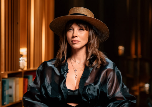 «Конечно, необычный опыт: впервые сталкиваюсь с такими переживаниями, напряжением и ответственностью. Совсем не умею врать, поэтому для меня наше реалити как выход из зоны комфорта. Мне также хотелось восстановиться после того, что происходило в медиапространстве последние месяцы. И благодаря проекту в том числе хочу показать, что я не такая, как обо мне пишут в желтой прессе», — 