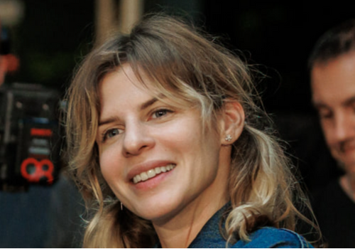 «Идея сериала принадлежит Андрею Николаевичу. Он давно хотел сделать музыкальный фильм по мотивам “Москва слезам не верит”. Я подключилась на этапе, когда был написан какой-то из драфтов сценария. Перед фильмом мы посмотрели огромное количество американских мюзиклов 50-х, 40-х годов. И для меня по-новому открылся этот жанр. Я в какой-то степени влюбилась», —