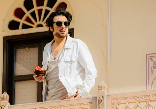 «Почувствовал себя ребенком, который читает приключенческий роман. Конечно, для меня это необычный опыт, начиная с ведущего, который предстанет здесь в абсолютно новом качестве, и заканчивая индийской сказкой, в которой я оказался. Это и древний дворец, и особенные ароматы благовоний, и колоритные местные, и золото», — 