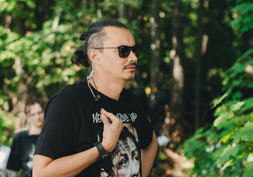 «Мы пересмотрели фильм и захотели так же, как в оригинале, рассказать историю трех подруг спустя 20 лет. И линия нашей главной героини очень похожа на то, что было у Валентина Черных в его сценарии “Дважды солгавшая”, который победил на конкурсе сценариев о Москве и оттуда уже попал к Владимиру Меньшову. Но у двух подруг совершенно другие истории, конфликты и проблемы. У нас нет хоккеиста, нет строителя. У нас, в общем, все по-другому», —