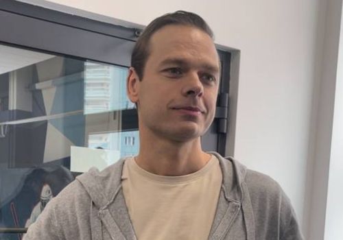 Это такой родной проект, который идет параллельно с моим жизненным развитием. Я пришел сюда совсем 23-летним юнцом, а сейчас мне уже 37. Собственно, мы с героем параллельно развиваемся с проектом, —