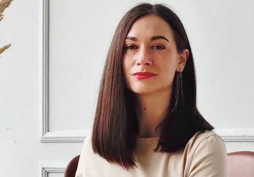 «Важно помнить, что сон никогда не занимается пустяками. И чем он проще на первый взгляд, тем более он цензурированный. Сон может показывать проблему или вытесненное желание, от которого мы отгораживаемся в течение дня. Например, замужней женщине снится, что она идет по улице и за ней «увязался чужой пес». Такой сон может проявить вытесненный интерес к другому мужчине самой сновидицы, который она себе не разрешает. Или засвечивать назойливое внимание от другого мужчины, которое она боится признать», — 