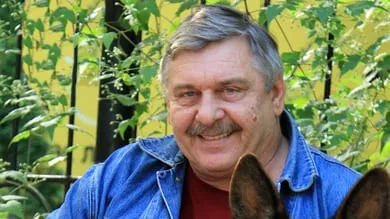 «Для прогулок щенка с точки зрения выхода на улицу есть определенные ограничения, и они связаны с защитой здоровья. Эти ограничения обусловлены тем, что щенку должны сделать необходимые прививки, комплексные, от распространенных у животных заболеваний, в том числе у собак. По окончании прививочной кампании, когда у щенка уже сформирован определенный иммунитет, можно выходить на улицу. Как правило, это возраст около трех месяцев, иногда чуть раньше или чуть позже. Когда прививочная кампания заканчивается, с щенком уже можно выходить на улицу», —