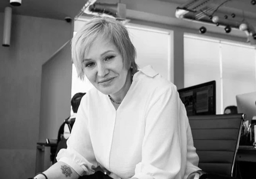 «Львы, в 2026-м жизнь перестаёт быть черновиком. Все, что раньше казалось паузой, оказывается репетицией перед премьерой. Надежный Юпитер подарит невероятную харизму, но, если вы продолжите играть роль "вечно сильного" без передышки, Сатурн поставит жесткие ограничения. Не держите тех, кто уходит. Красная Огненная Лошадь не любит лишнего груза, эта энергия требует скорости», —