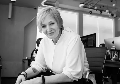 «Многие воспринимают астрологию как сборник суеверий, хотя в ее основе лежат вполне физические циклы природы. Вода в нашем организме реагирует на гравитацию спутника точно так же, как океаны во время приливов и отливов. Попробуйте один сезон планировать ваши косметологические процедуры и лечение зубов, заглядывая в лунный календарь стрижек на апрель 2026 года или медицинский график. Вы заметите разницу. Я сама никогда не сажусь в кресло парикмахера в новолуние. Это неоправданный риск. Прислушивайтесь к космосу, используйте благоприятные резервы растущей фазы для рывка в карьере, а период убывания оставляйте для отдыха и уборки», —