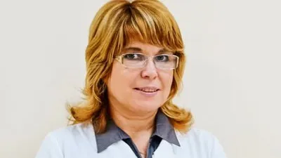 «В какой момент мозг подает сигнал «он мне нравится»? Это происходит, когда мы считываем запах партнера. В носу расположена железа, выделяющая феромоны, и вомероназальный орган (ямка Якобсона), который их улавливает. По сути, в момент общения мы получаем точную информацию о генетическом коде человека», —