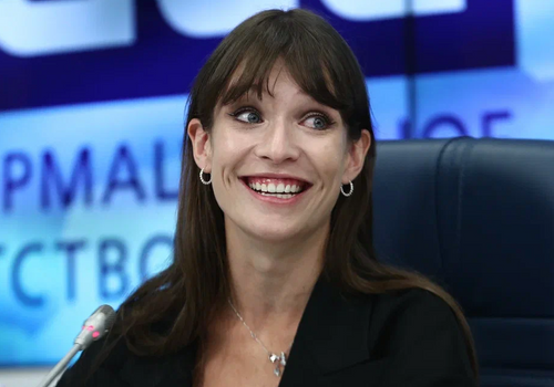 «Любое искусство, включая кино, помогает людям разобраться в своих чувствах. Мне очень хочется, чтобы наш фильм вдохновил зрителей, подарил им позитив и поддержал — юмором, музыкой, настроением. У меня был опыт работы в США, и через свою героиню мне было интересно передать американскую манеру общения — открытость, энергичную жестикуляцию, легкость в выражении эмоций. Но в процессе она сама меняется, открывая для себя глубину и искренность русской души», —