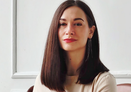 «Ключевой принцип, с которого стоит начать интерпретировать любое сновидение – это индивидуальный контекст. Чтобы интерпретировать сон о собаке, необходимо понимать текущую жизненную ситуацию человека, его значимые отношения: семейные, романтические, профессиональные и личную историю. Без такого контекста любое толкование сновидений будет просто гаданием», — 