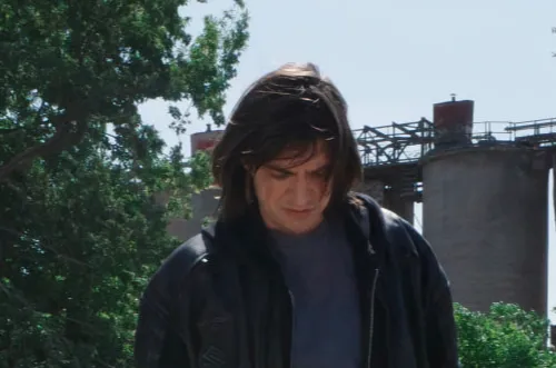 «Я посмотрел первый сезон сразу, как узнал о кастинге во второй. Посмотрел взахлеб и начал сильно волноваться – теперь было что терять. Мне была крайне интересна команда проекта и хотелось с ними поработать. К моему счастью, все сложилось. Моего героя зовут Володя, но чаще все зовут его Джин. Как и я, Володя любит играть в покер, но, в отличие от меня, ему сложно остановиться. Он по-настоящему крутой мужик, к сожалению, судьба все время проверяет его на прочность. Неотъемлемая часть Джина – его мотоцикл. При подготовке к съемкам не обошлось без просмотра “Дикаря” с Марлоном Брандо, “Харлей Девидсон и ковбой Марльборо” с Микки Рурком и “Беспечного ездока” с Питером Фонда. Я брал уроки вождения мотоцикла, и знаете, что самое страшное? Мне это невероятно понравилось!» —