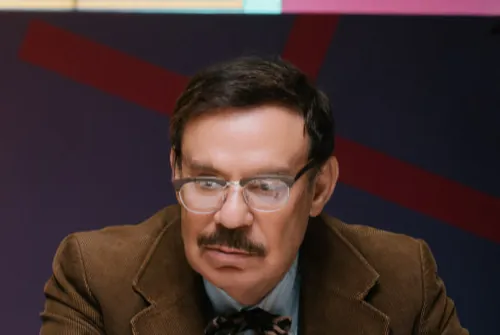 Мой герой – лузер, волей сценаристов поставленный в непростые, любовные, но, конечно, комические отношения с главной героиней сериала. Я люблю острохарактерные роли, и в этом мне всегда помогал грим, который отделяет эстрадного Шифрина от театрального и кинематографического. Я с удовольствием окунулся в историю, связанную со школой, хотя моя собственная школьная история закончилась давно, более 50 лет назад. В самодеятельности я бесстрашно изображал своих учителей, в результате чего получил на выпускном две единственные тройки – по химии и геометрии, —