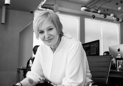 «В карте желаний нет магии, есть психология. Человеческое сознание часто воспринимает реальность как нечто застывшее. Визуализация помогает увидеть изобилие возможностей. Когда человек составляет карту, он берет на себя ответственность. Он переходит из позиции "как сложится" в позицию автора своей. Надо помнить: вера в картинку без подкрепления действиями может привести к разочарованию. Как отмечает психолог Вика Дмитриева, карта не работает без дисциплины. Нельзя "намечтать" спортивное тело, лежа на диване. Карта – это навигатор, но руль крутить вам. Также этот процесс помогает выявить страхи и ограничивающие убеждения: если при наклеивании фото денег вы чувствуете тревогу, с этим нужно работать отдельно», — 