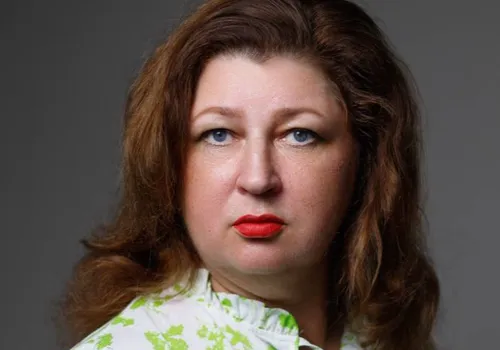 «Сюда входит сильное физическое переутомление, постоянный стресс и нарушение циркадных ритмов. Например, когда человек регулярно сидит за компьютером до трех–четырех часов ночи, а потом пытается “отоспаться” днем. Такой режим – классическое нарушение естественных биоритмов», —