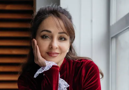 «Сегодня работодатели чаще ищут специалистов под конкретные, иногда очень узкие функции, которые раньше «размазывались» между несколькими должностями или вовсе оставались без внимания. На рынке труда возник сдвиг от универсальных сотрудников к ролевым: компании готовы нанимать человека под одну задачу, если она критически важна, даже если раньше никто не считал ее отдельной профессией», —