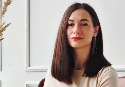 «Зигмунд Фрейд в своей работе «Толкование сновидений» рассматривал сон как форму осуществления вытесненного желания. В контексте нападения или укуса, это может означать, что у самого сновидца есть подавленная агрессия или раздражение, которые он по каким-то причинам не позволяет себе выразить в реальности. Он бы сам с удовольствием кого-то покусал, если бы это не было под запретом. Во сне эта агрессия возвращается к нему в виде атаки со стороны символического образа. Например, женщине в декрете снится сон о том, как собака нападает на кого-то. Таким образом выражается агрессия на супруга или детей, которая находится под запретом в течение дня и выходит через символизм во сне. Такой сон является предупреждением об опасности для близких!», — 