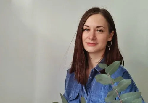 Одна из ключевых задач сновидения – это возвратить нам вытесненное, но не прямолинейно, а через символы и образы. В частности, сон о сексе с незнакомцем редко бывает буквальным. Скорее всего, это завуалированный образ конкретного человека, влечение к которому тщательно подавляется или вытесняется. То же самое можно отнести и к сексуальным снам с бывшим партнером. Часто это не про желание вернуть именно эти отношения и этого человека. Ваше бессознательное просто использует хорошо знакомый образ как символ, кодирует в нем уже кого-то другого или определенное качество. Возможно, этот человек олицетворяет для вас чувство безопасности, страсти или уверенности, которых вам не хватает сейчас с настоящим партнером, —