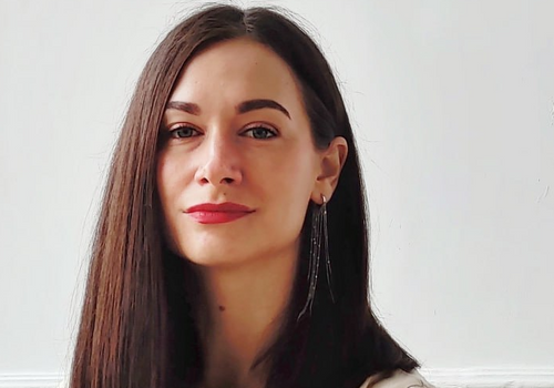 «Для мужчины появление мужского образа во сне также указывает на значимые отношения: с братом, отцом, другом, конкурентом и демонстрирует истинные взаимоотношения. Однако, помимо этого, такой образ может означать самого сновидца или подсвечивать какие-то его личные качества», —