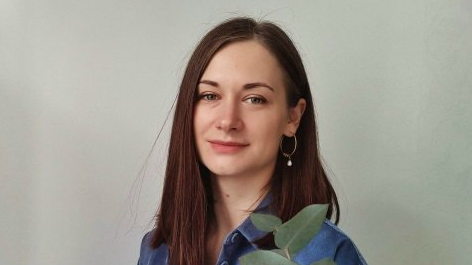 «Сон о нападении собаки может быть прямым отражением стрессовой ситуации, где человек чувствует себя атакованным. Например, давление на работе, затяжной конфликт в семье или бракоразводный процесс. В этом случае нападающая собака может символизировать оппонента: супруга, начальника, критикующего родственника. Ну, и конечно, такое нападение может быть проинтерпретировано, как вытесненное сексуальное желание, желание быть «атакованным» партнером. Опять же повторюсь, что крайне важно проанализировать детали: кто нападает, в каком контексте это происходит, и что предшествовало нападению», —