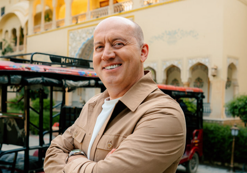 «Честно, первое время был в шоке, работалось не очень легко: никакого чая и танцев, только солнце, роскошные дворцы и изысканная еда. А если серьезно, как бы так помягче выразиться, я впечатлен и потрясен. У меня, конечно, всякое в жизни бывало, но такое… Здесь и экспериментальный формат реалити, и первая поездка в Индию, которую не забуду никогда. Путешествие-потрясение и новая тема для разговора с психологом», — 