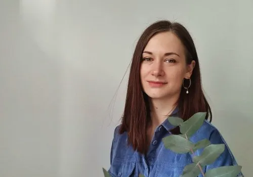 Наше сознание прячет истинные желания под слоем внутренней цензуры и социальных норм. Ночью на первый план выходит бессознательное, которое возвращает нам вытесненные конфликты, чувства и влечения через сновидения. Опираясь на теорию Липота Сонди о базовых влечениях, эротический сон может быть простым сигналом психики о том, что у вас высокий заряд сексуальной энергии, который не нашел разрядки днем. Но это лишь верхний слой. Поскольку сексуальное влечение тесно связано с агрессивным, сон может подсвечивать, какой именно тип разрядки отсутствует в жизни: садистический (желание доминировать) или мазохистический (желание подчиняться), —