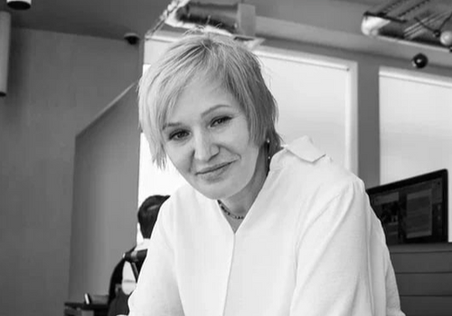 «Компьютерный расчет – это скелет. Очень удобно, что сейчас существуют такие программы, потому как раньше астрологи рассчитывали натальную карту вручную, что занимало много времени. Задача астролога – нарастить на этот скелет ткань из реальных событий, чувств, выборов. Например, я часто вижу, как напряженный аспект, который программа описывает как "проблемный", в жизни реального человека становится главным двигателем, источником невероятной силы и уникальных талантов. Увидеть это может только другой человек, а не компьютерный алгоритм», — 