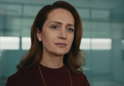 «Папа со мной долго не разговаривал из-за того, что я на актерский поступала. Я же умная девочка с высоким IQ, а оказалась среди не пойми чего, сброда какого-то... Потом он пришел на спектакль. Я играла во МХАТе Нину Заречную в «Чайке». Он прочитал в какой-то газете, где написали про меня, и купил билет. И подарил мне даже цветы. Он сказал: “Ну, раз ты с такими серьезными людьми на сцене, значит, что-то в тебе есть”. А потом привык», — 