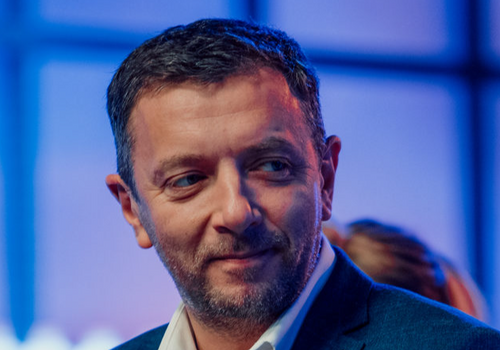 «Ксения Качалина умерла. Мы недолго учились вместе, мы дружили потом некоторое время. Она была загадкой, панком, сложной и манящей. Это было ее и не ее время. Ксюша не умела приспосабливаться. Она была умнее и слабее времени одновременно. Ее больше нет», —