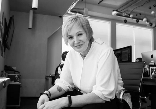 «Огонь нуждается в Дереве, чтобы гореть. Поэтому зеленая палитра – изумрудная, оливковая, еловая – становится не просто модным выбором, а энергетически правильным. Она смягчает огненную динамику и создает баланс. Золото предпочтительнее серебра: оно связано с солнечной энергией, теплом и изобилием – качествами, которые особенно созвучны Лошади», —