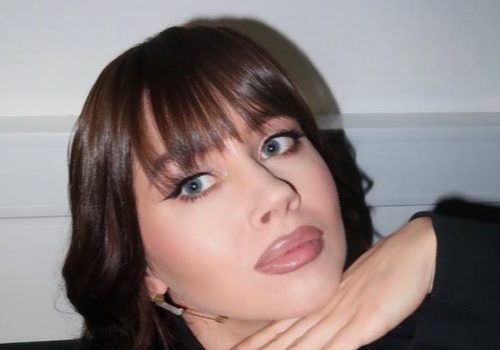 «Я не актриса. Это моя „проба пера“ на данном поприще. И я глубоко уважаю труд профессиональных актеров. Что касается параллелей с ситкомом «Моя прекрасная няня», то хочу заверить: наш проект позиционируется не как ремейк. Если вы досмотрите первый сезон до конца, это станет очевидно. Но, безусловно, он вдохновлен проектами-предшественниками», —