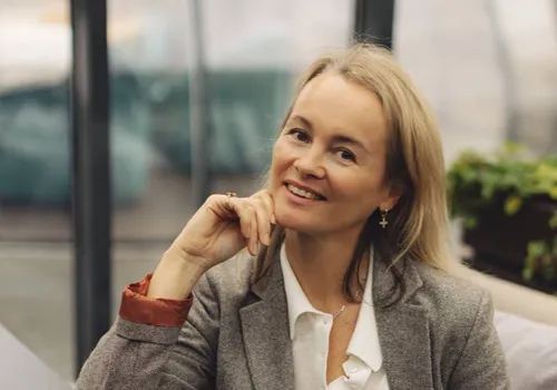 «Если 2025-й принес моду на винтаж и мягкие ретро-краски, то 2026-й делает эти тенденции более выразительными и эмоциональными: вместо пестроты в фаворе монохромные композиции с одной гаммой и разными фактурами, без бантов и лишних украшений; блеск уходит на второй план, уступая место дереву, войлоку, текстилю и матовому стеклу; а яркую пышность сменяет неброская роскошь, когда елка выглядит дорого, но никогда – вызывающе», —