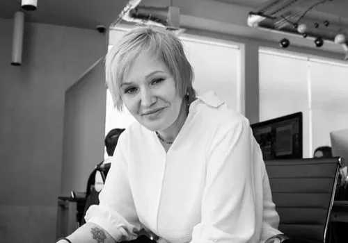 «Красная Огненная Лошадь не терпит рутины и вымученных формулировок. Это год для тех, кто готов рисковать, брать поводья в свои руки и честно говорить о своих желаниях. В пожеланиях важно избегать пассивности – никаких «пусть само как-нибудь сложится». Лошадь выбирает смелых, искренних и тех, кто не боится действовать. И чем короче и прямее формулировка, тем сильнее ее энергия.
Вторая важная часть новогодних пожеланий связана со стихией Огня – эмоциями, страстью и живым интересом к жизни. В 2026 году уместны слова яркий, горячий, искрометный, блистательный. Можно желать огня в глазах, увлеченности делом, теплых и вдохновляющих отношений, а не «тихого счастья без волн». Огненная Лошадь не любит полутонов и недосказанности.
При этом год не про одиночные забеги. Лошадь – животное социальное и благородное, поэтому в поздравлениях хорошо звучат слова честь, преданность, дружба, поддержка, слава. Главное правило – не усложнять и не растекаться мыслью. В 2026 году лучше одно точное пожелание, чем длинный абзац ни о чем. Огненная Лошадь ценит прямоту – и в словах, и в намерениях», —