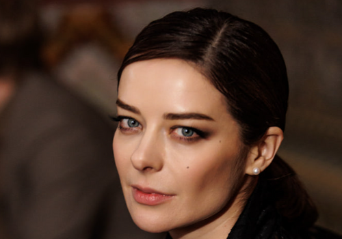 «Моя героиня Ксения Лаврова — девушка сильная и волевая во всем, кроме любви. Понять ее мне помогла женская мудрость. Я вспоминала свой опыт, полученный во всех своих жизненных обстоятельствах: и при неудавшихся романах, и во время счастливых моментов жизни», —